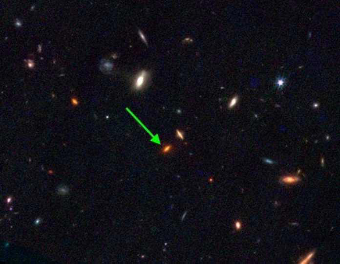130億年前にあったと考えられる珍しい銀河「JWST-7329」。