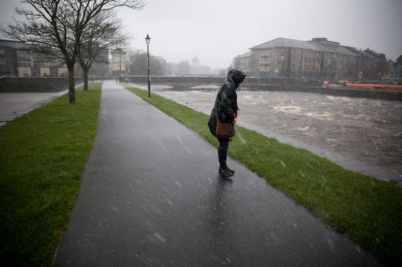 met eireann extend weather warning as west coast to be battered by strong winds