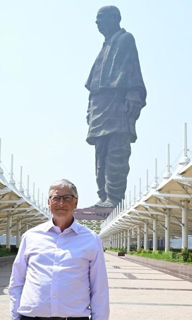 Bill Gates check in với bức tượng Thống nhất cao nhất thế giới, tại Gujarat, Ấn Độ. Ảnh: Instagram/Bill Gates