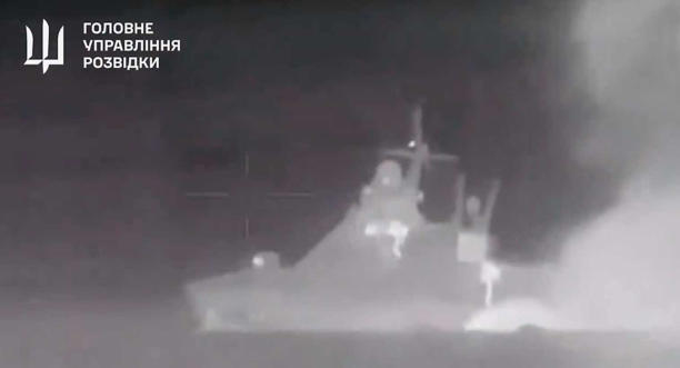 Nieuwe video toont explosie die het Russische schip Sergey Kotov deed zinken. Reproductie Twitter @wartranslated