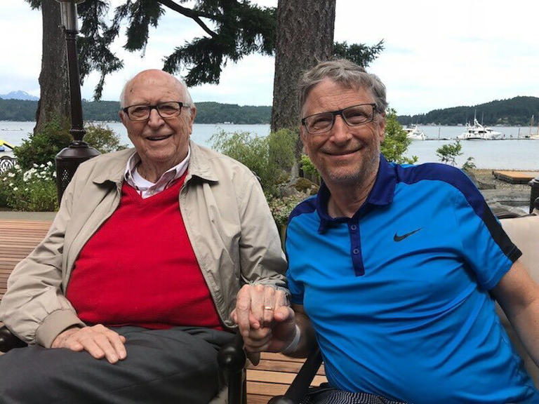 Tỷ phú người Mỹ chụp ảnh cùng bố trong chuyến nghỉ dưỡng tại Hood Canal, tháng 7/2018. Ảnh: Instagram/Bill Gates