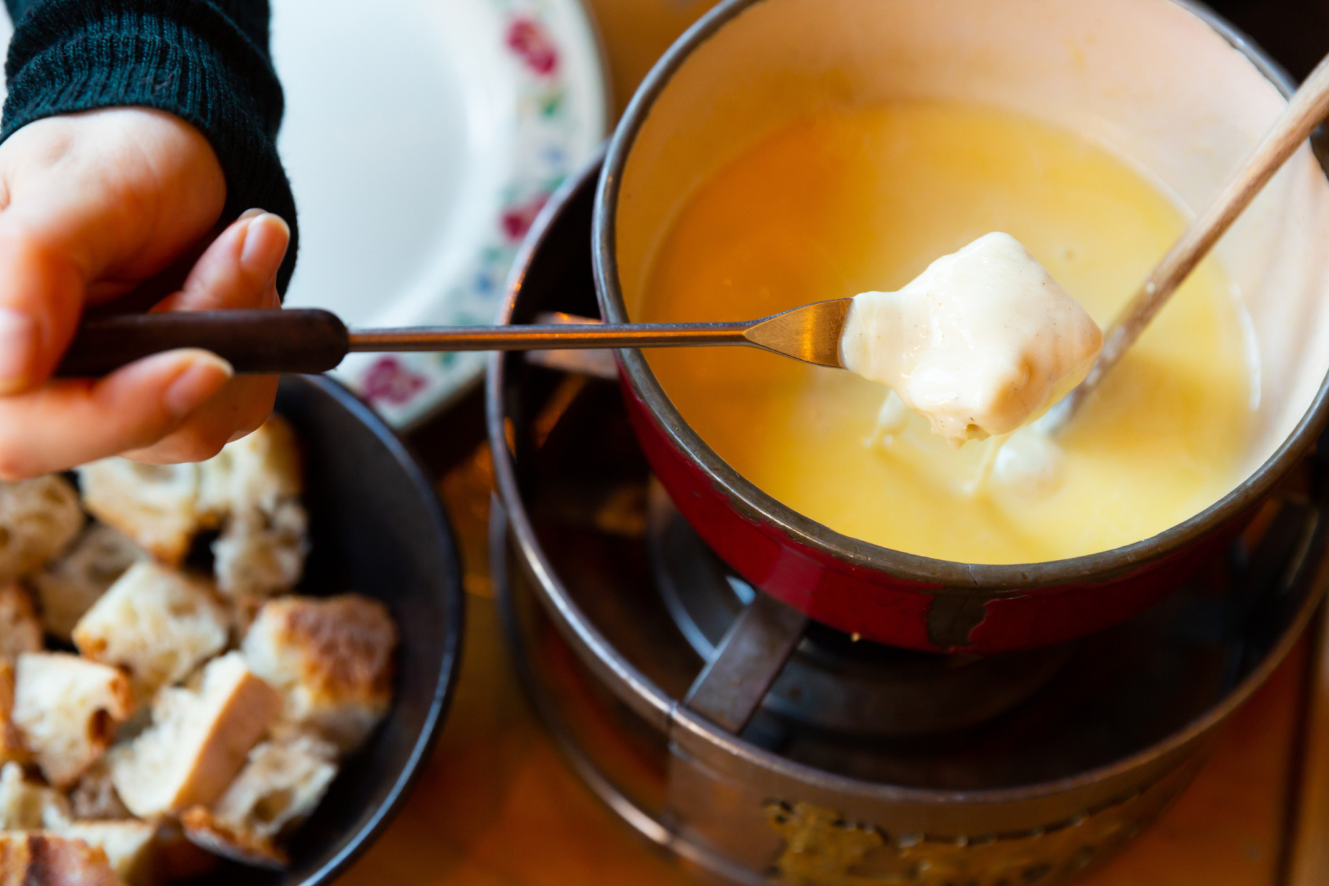 La <b>fondue</b> savoyarde. p Pourquoi ne pas se réunir entre amis ou en famille a...