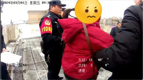 女子感情受挫欲跳楼 民警及时出手化险为夷