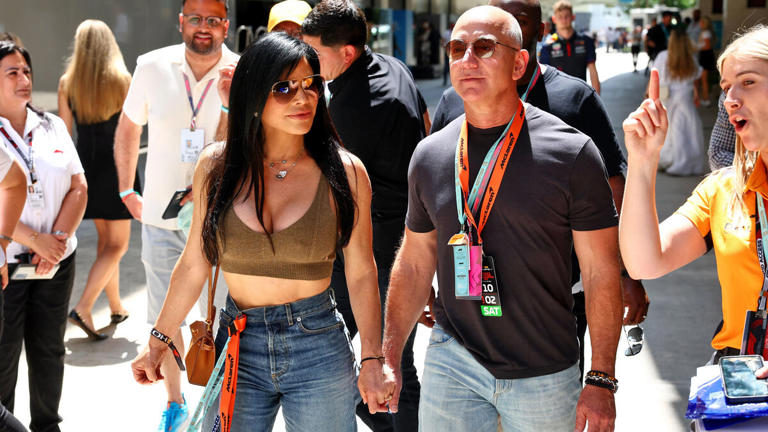 Jeff Bezos, ici avec sa compagne Lauren Sanchez, au grand prix de Formule 1 de Miami, en mai 2023. Photo by Icon sport