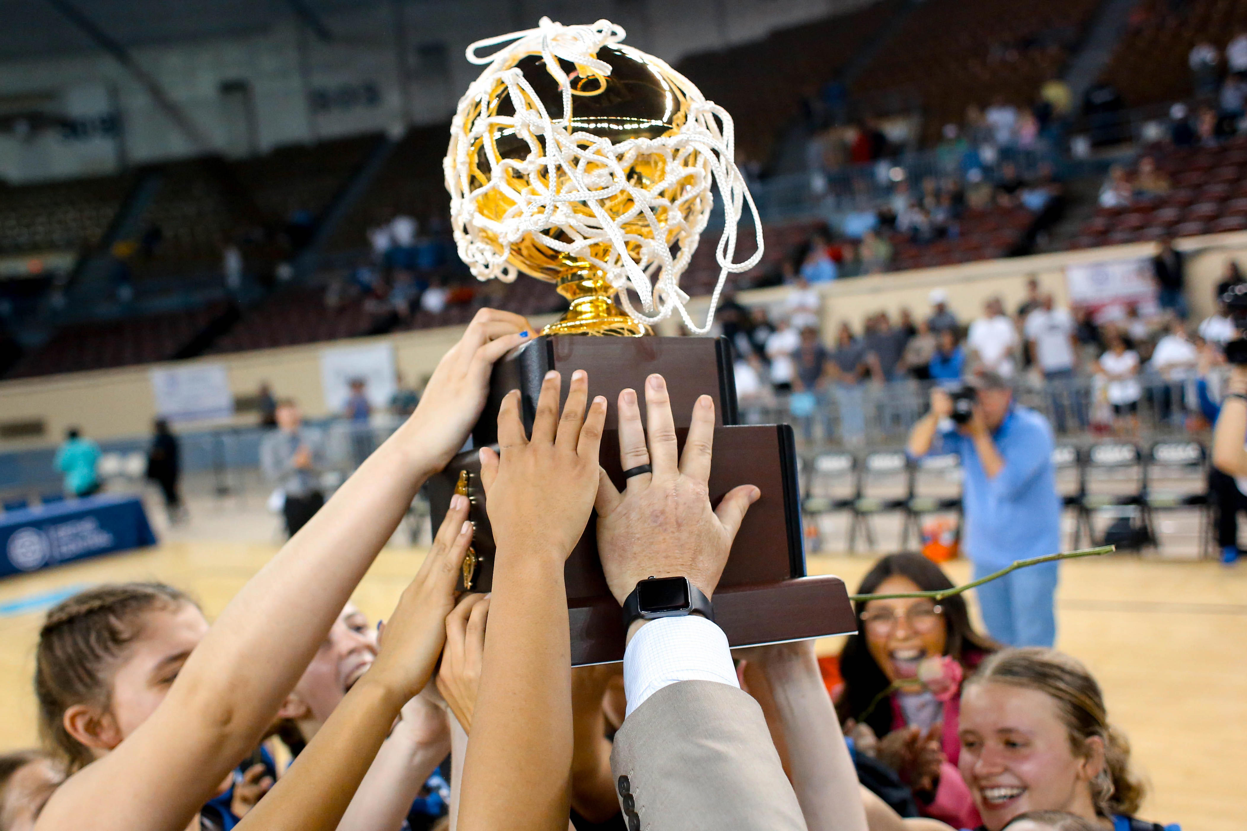 Class 2A Boys Basketball Dale Pocola Advance To State Championship Game   BB1jmPhy.img