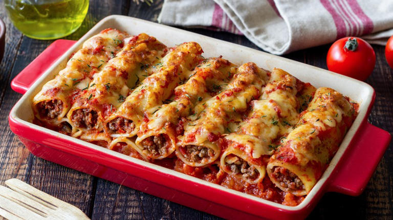 Rachael Ray's Clever Trick For Making Cannelloni In A Pinch