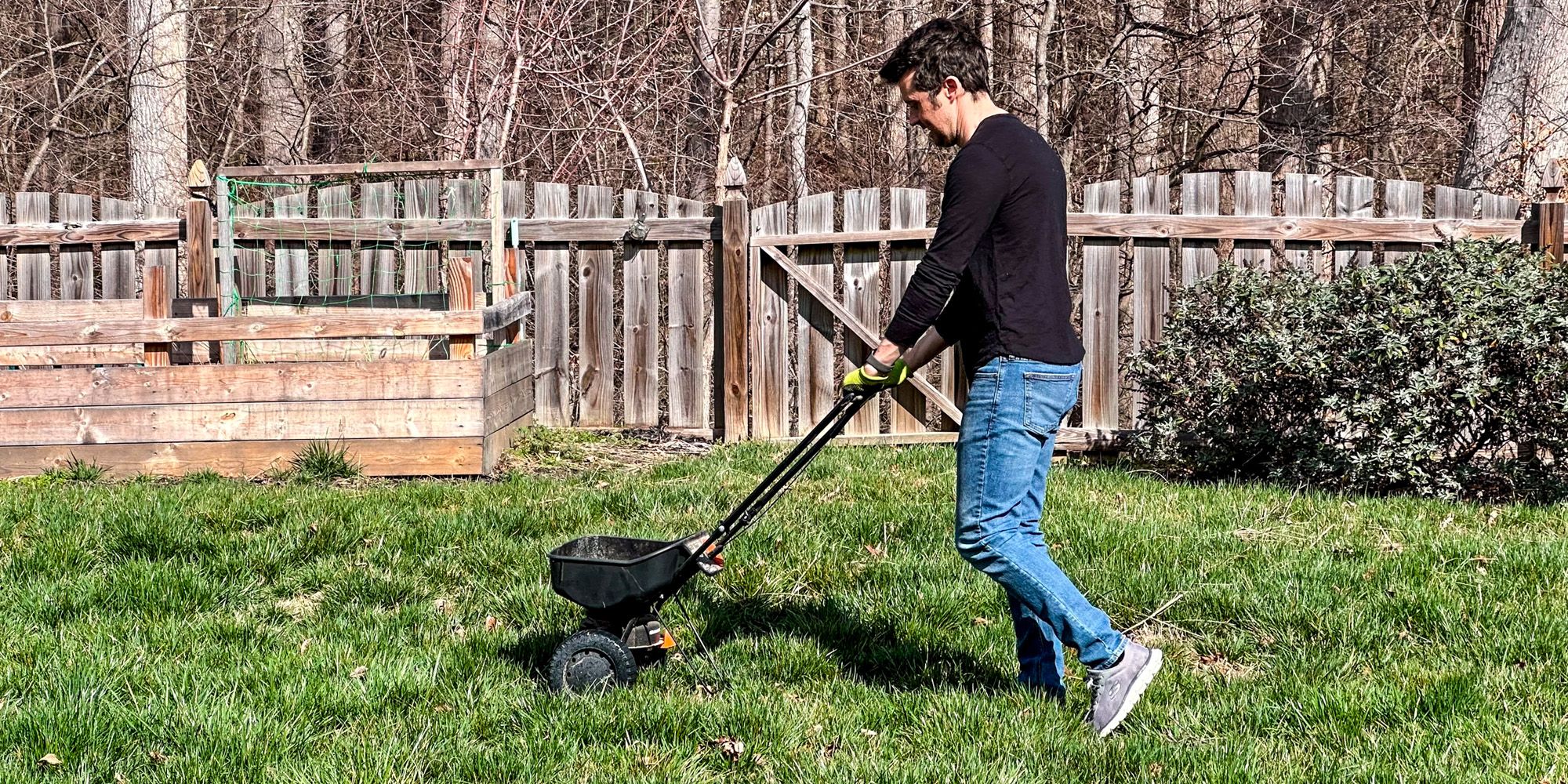 These Fertilizer Spreaders Make Short Work of Nourishing Your Lawn and ...