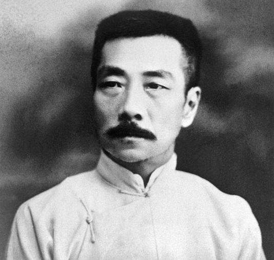 신문화운동을 이끈 중국의 사상가 루쉰. 1918년 중국 정부를 비판하는 소설 '광인일기'를 내면서 사용하기 시작한 필명으로, 본명은 저우수런이에요. /위키피디아
