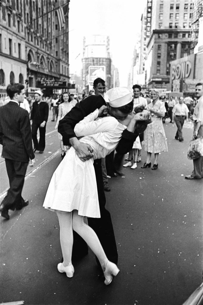 Woke VA officials ban on iconic WWII kiss photo sparks major outcry ...