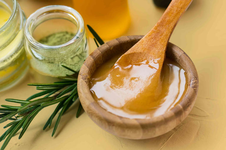 Mānuka Honey Is The Ultimate Reparative Skin Care Ingredient Experts 