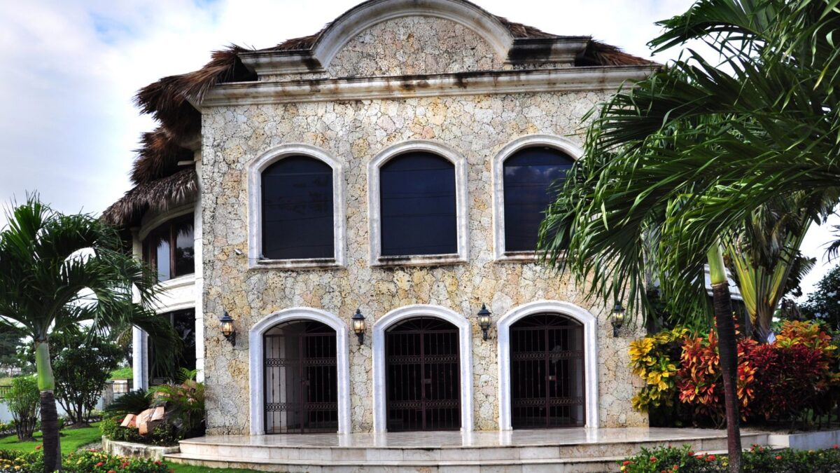 <p>Travel back in time as you explore the Rose Hall Great House, a historic Jamaican plantation mansion. Appreciate the Georgian-style architecture while you learn about the history of Jamaica and this plantation.</p>