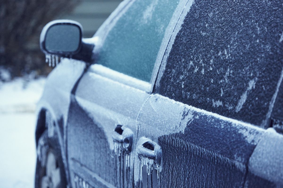 un ingegnere ha svelato il trucco per togliere il ghiaccio dai vetri dell'auto