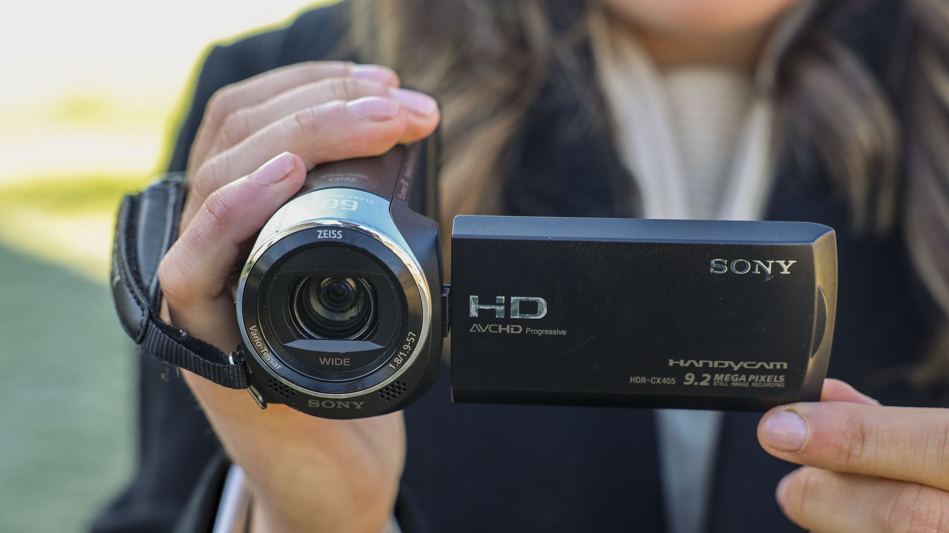 Sony HDR-CX405 Handycam Review: A Cheap, Compact HD Camcorder