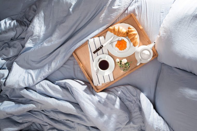 11_Snack_Things-Sleep-Doctors-Never-Do-During-Daylight-Savings_659248594_Dima-Sikorsky