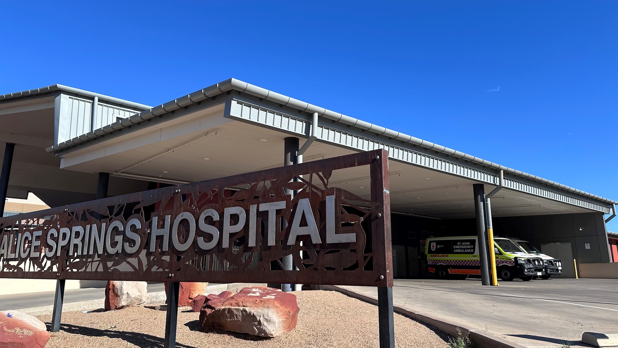 St John Ambulance Paramadics Threatened With Knives At Alice Springs ...