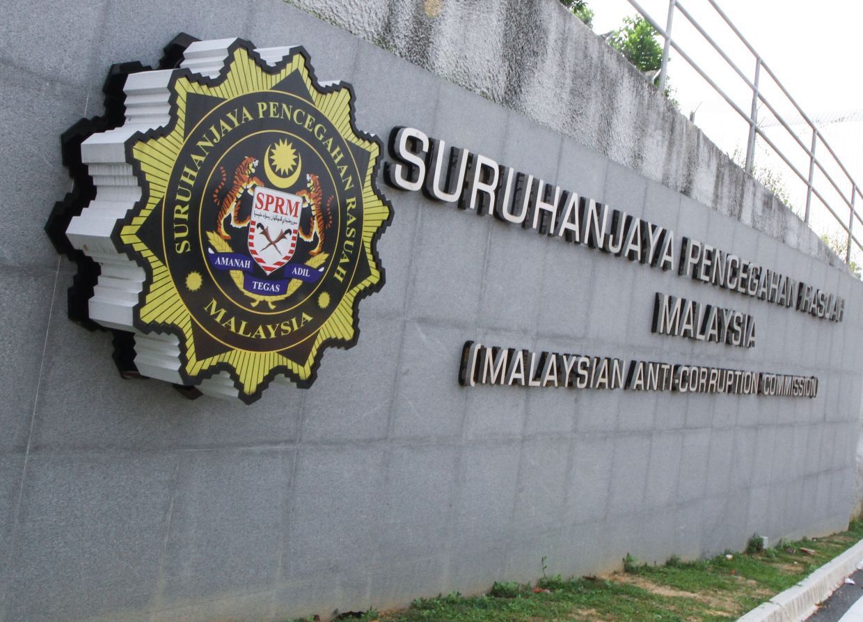 three immigration officers nabbed for graft in jb