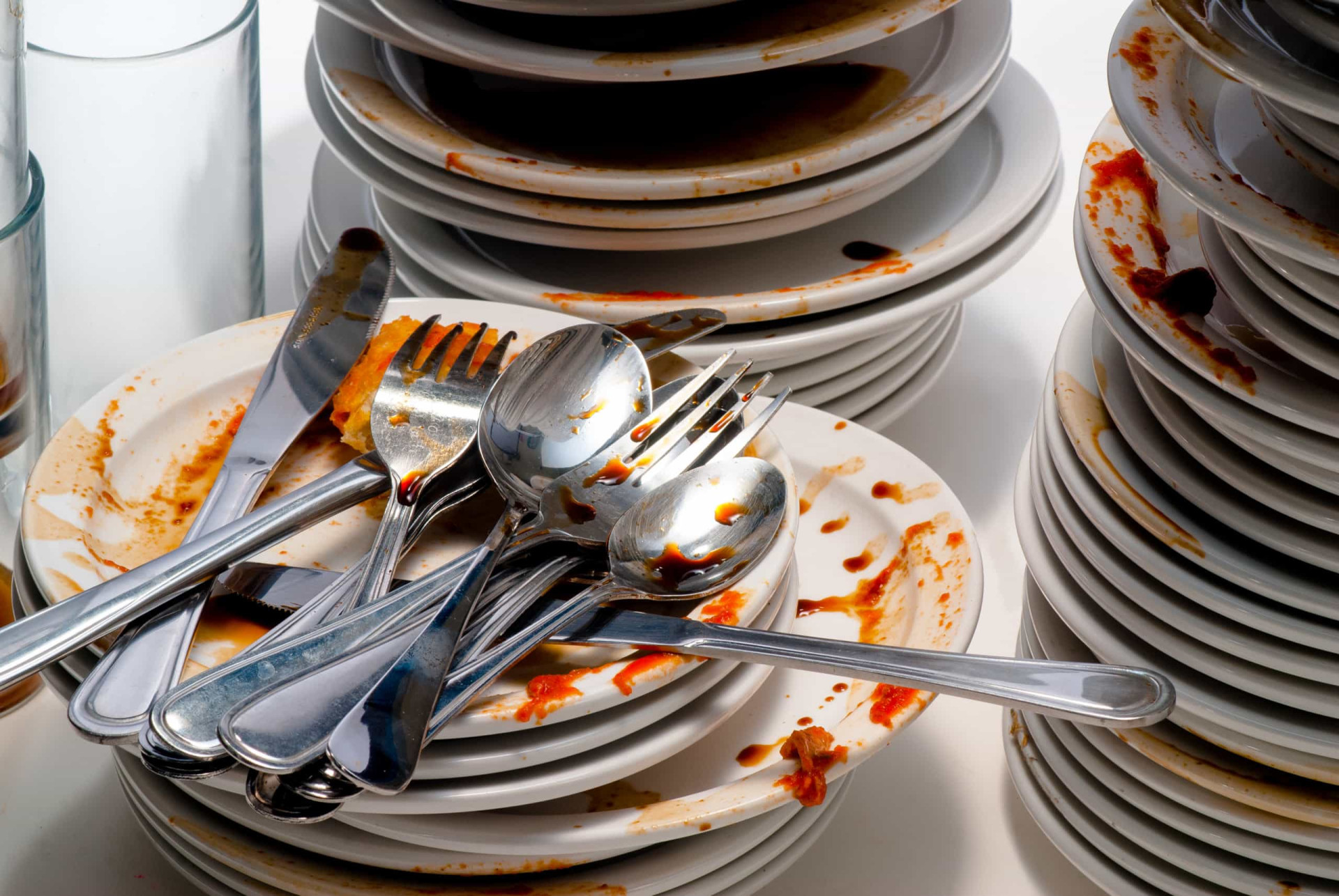 Чистая и грязная посуда. Чистая и грязная посуда. Грязная посуда и чистая посуда. Посуда. Чистая посуда на кухне.