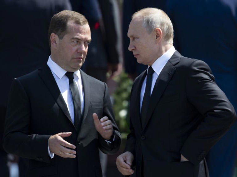 Dmitri Medwedew und Kremlchef Wladimir Putin. ©picture alliance/dpa/AP | Alexander Zemlianichenko