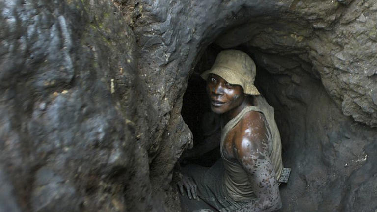 Un homme pénètre dans la mine de cobalt de Shinkolobwe, en République démocratique du Congo, le 10 avril 2004.