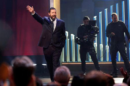 Adam Sandler acena durante cerimônia no Kennedy Center, em Washington, EUA