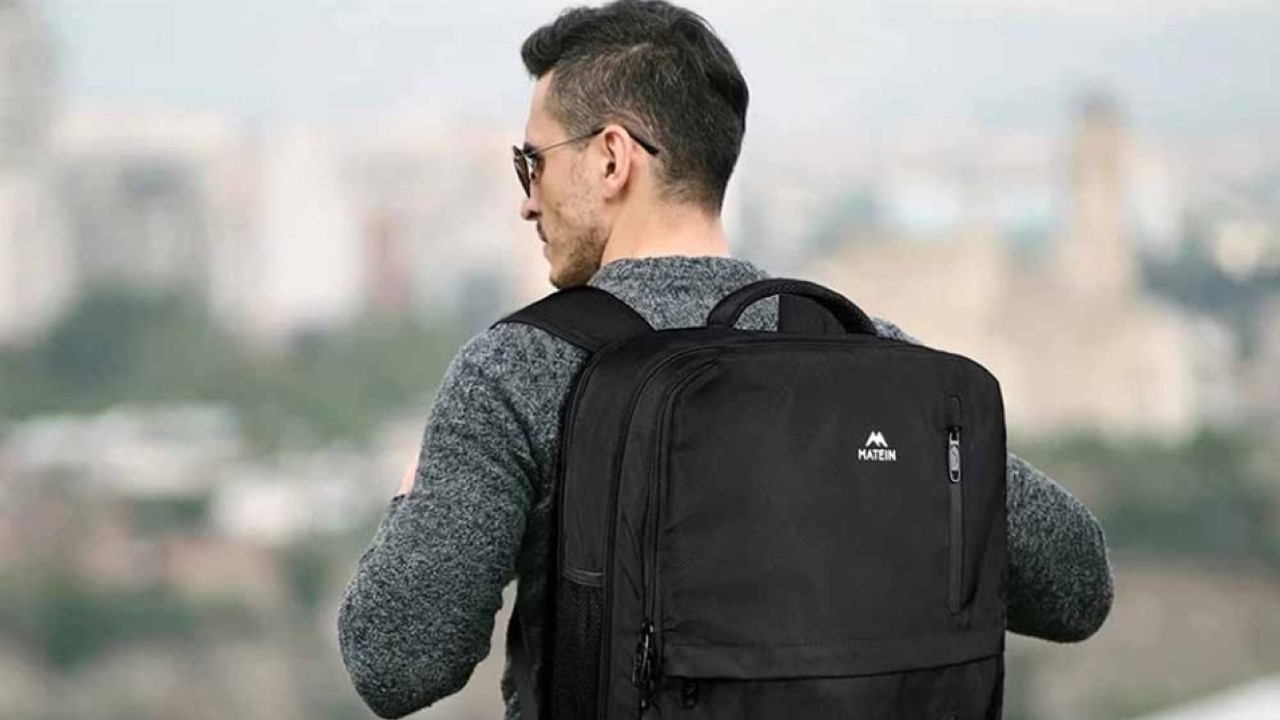 <p>If a backpack is standard for college students, a charging backpack is absolutely necessary. Students carry multiple devices throughout the day, such as laptops, tablets, and smartphones, which all need charging. These backpacks have USB charging ports, and some models also have built-in charging cables, eliminating the need for a separate power bank.</p>