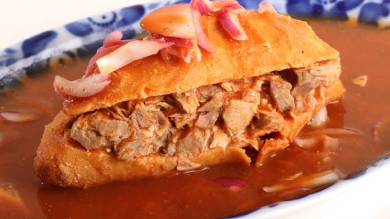 Las tortas ahogadas, una joya culinaria de Jalisco, México, son una explosión de sabores y texturas que te transportarán al corazón de Guadalajara.