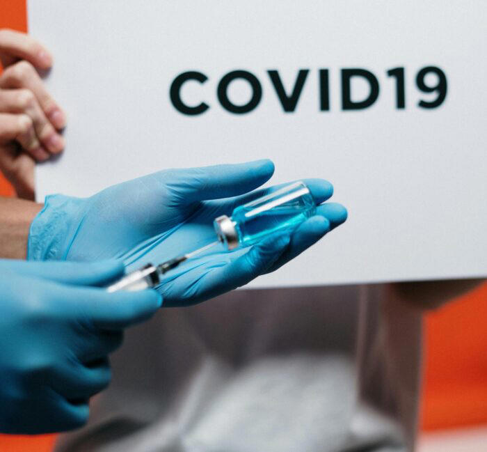 Hombre de 62 años se vacunó 217 veces contra Covid-19; así reaccionó su cuerpo