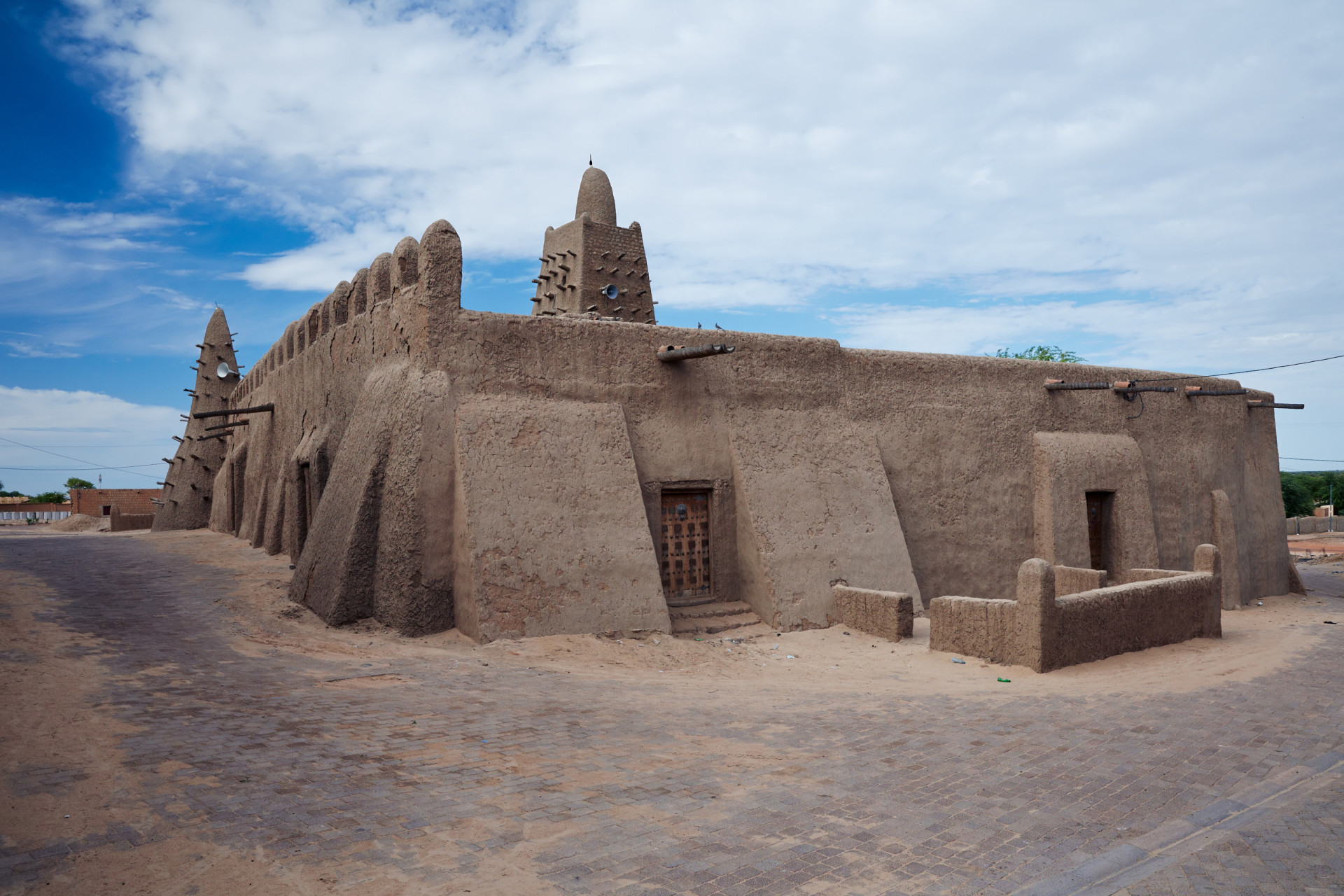 <p>Les mosquées de la ville historique de Tombouctou, construites entre le 14ᵉ et le 16ᵉ siècle, sont menacées en raison de leur architecture en terre.</p><p><a href="https://www.msn.com/fr-fr/community/channel/vid-7xx8mnucu55yw63we9va2gwr7uihbxwc68fxqp25x6tg4ftibpra?cvid=94631541bc0f4f89bfd59158d696ad7e">Suivez-nous et accédez tous les jours à du contenu exclusif</a></p>