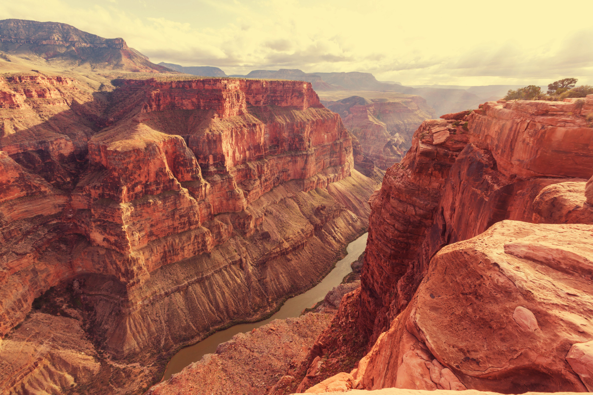 <p>Selon le National Trust for Historic Preservation, le Grand Canyon est le 11ᵉ site historique le plus menacé aux États-Unis, notamment en raison des dommages provoqués par le tourisme.</p><p>Tu pourrais aussi aimer:<a href="https://www.starsinsider.com/n/362427?utm_source=msn.com&utm_medium=display&utm_campaign=referral_description&utm_content=679170"> Harry et Meghan: regards langoureux et anniversaire de mariage</a></p>