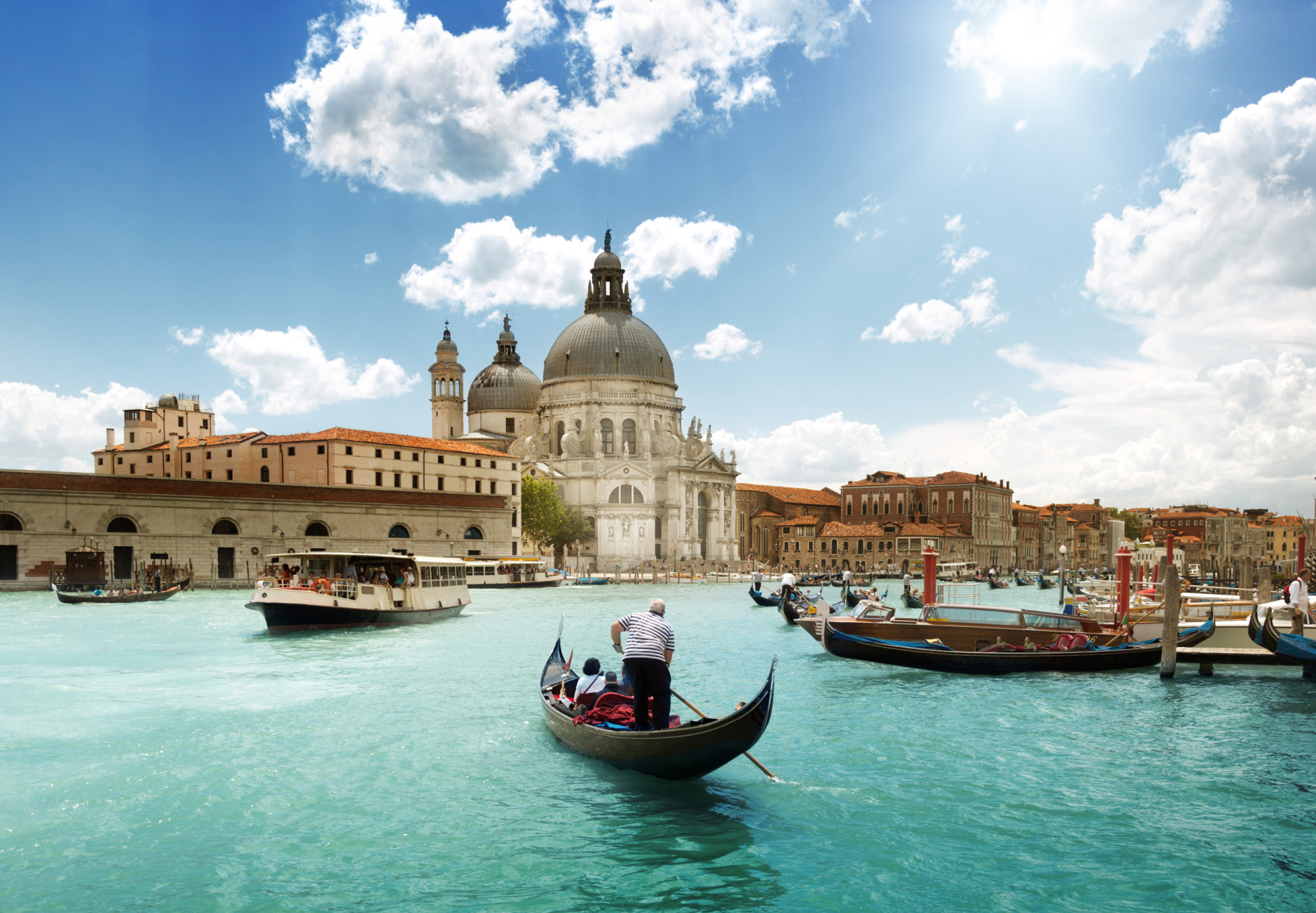 <p>Cette célèbre ville italienne, connue pour ses gondoles et son ambiance romantique, coule progressivement depuis plusieurs années. Malheureusement, Venise pourrait bien finir totalement engloutie.</p><p>Tu pourrais aussi aimer:<a href="https://www.starsinsider.com/n/451298?utm_source=msn.com&utm_medium=display&utm_campaign=referral_description&utm_content=679170"> Les tubes les plus repris de tous les temps</a></p>