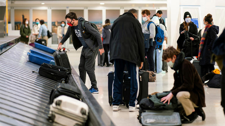 Passengers arrive at the terminal of the Newark Liberty International Airport in Newark, New Jersey, Nov. 24, 2021. REUTERS/Eduardo Munoz