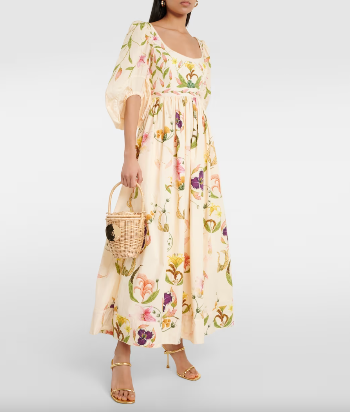 el vestido de invitada de rocío crusset lo tiene todo: es de flores, lleva capa y se puede llevar con alpargatas