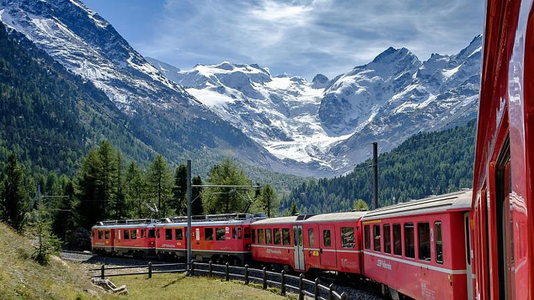 Le Bernina Express passe devant le superbe glacier de Morteratsch en Suisse.