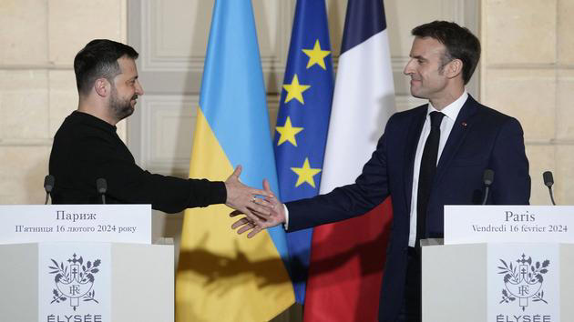 Volodymyr Zelensky et Emmanuel Macron à Paris, le vendredi 16 février 2024.