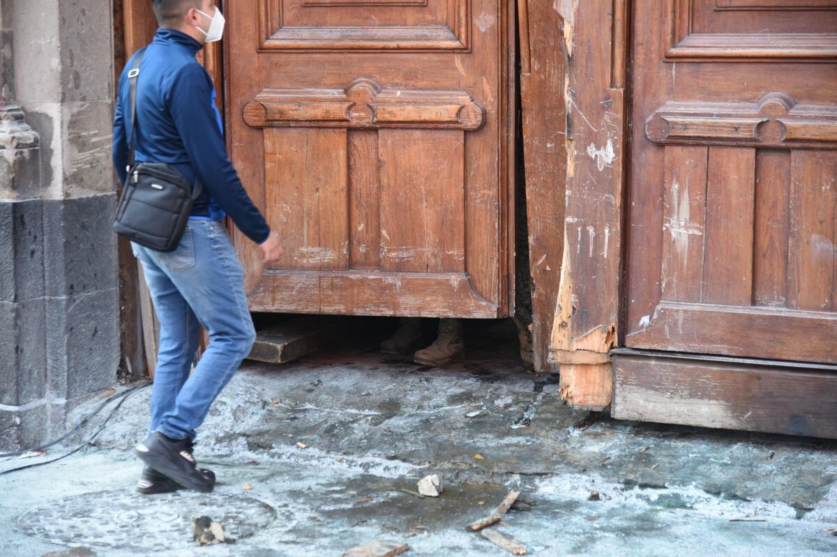 Reparación De Puerta De Palacio Nacional Tras Protesta De Normalistas ...