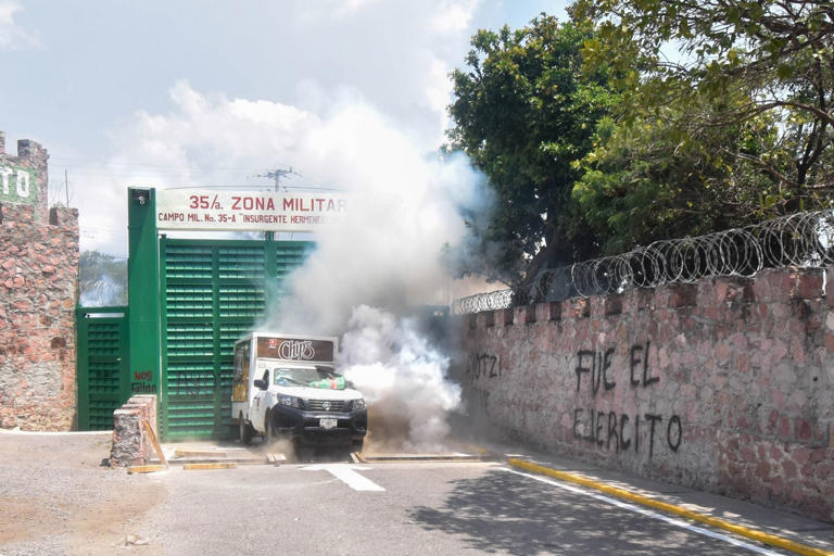 CHILPANCINGO, GUERRERO, 14SEPTIEM2023.- Con granadas de gas y químicos, elementos del Ejército Mexicano y de la Guardia Nacional (GN) dispersan a estudiantes de la Escuela Normal Rural Raúl Isidro Burgos de Ayotzinapa que se manifestaban al exterior de la entrada de la 35va Zona Militar en Chilpancingo. Esto como parte de sus actividades programadas del noveno aniversario de la desaparición de los 43 en Iguala. Al finalizar el mitin los estudiantes comenzaron a arrojar piedras, petardos y cuetones al interior de la zona militar, donde personal de la Guardia Nacional se mantenía formada con equipo antidisturbios y dos tanquetas, quienes respondieron el ataque arrojando granadas de gas de grado militar llamadas 'SPEDE-HEAT Continuos Discharge Chemical Granade CS'. Los estudiantes, al igual que el año pasado, intentaron abrir una de las puertas embistiendola con un carro repartidor de la empresa Barcel, a la cual también le arrojaron petardos para intentar incendiarla. FOTO: DASSAEV TÉLLEZ ADAME/CUARTOSCURO.COM