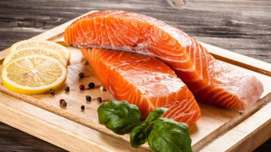 Ilustrasi ikan salmon, salah satu makanan yang dapat membangun massa otot tanpa menaikkan berat badan (parapuan.co)