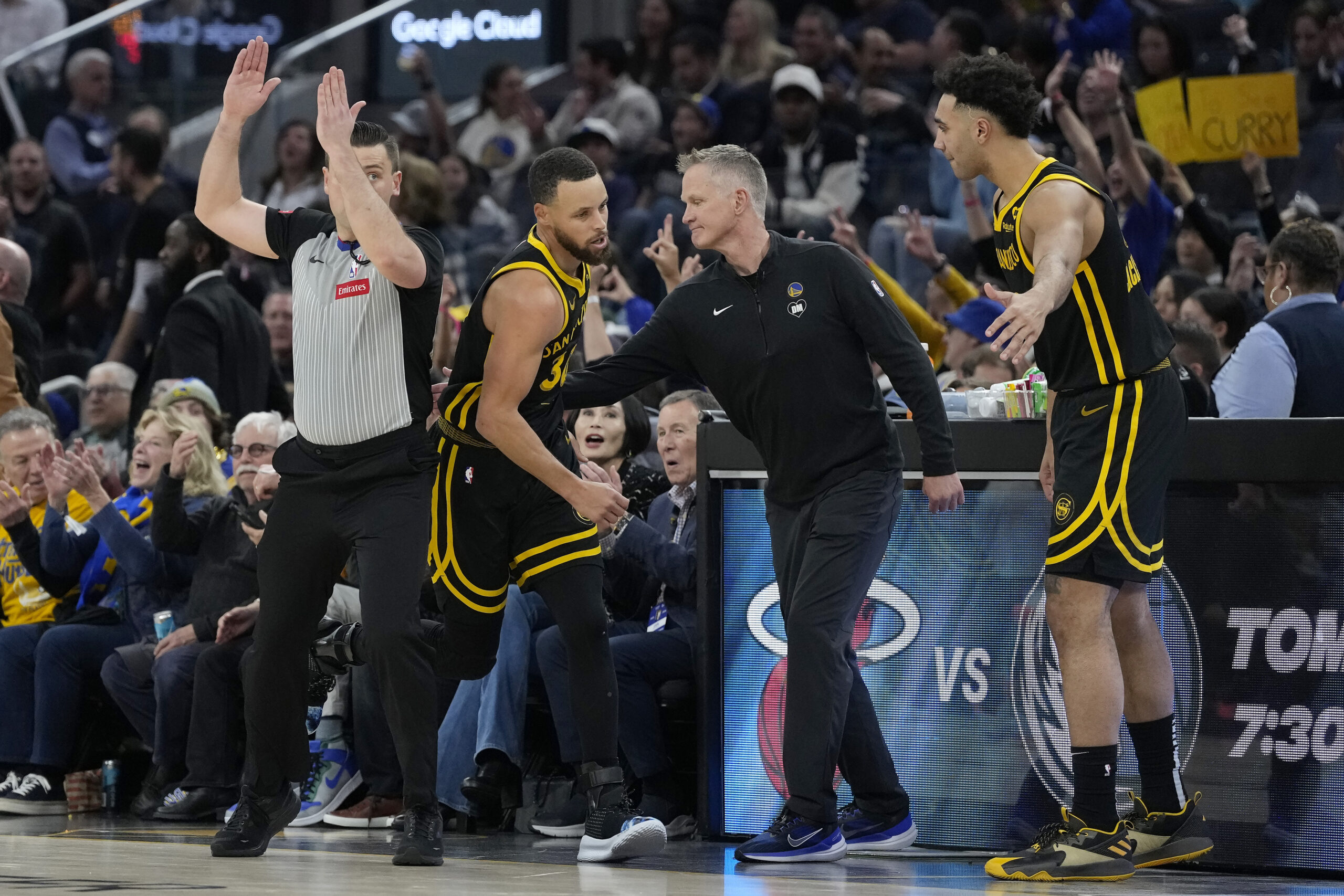 NBA: Stephen Curry, Warriors Shut Down Red-hot Bucks