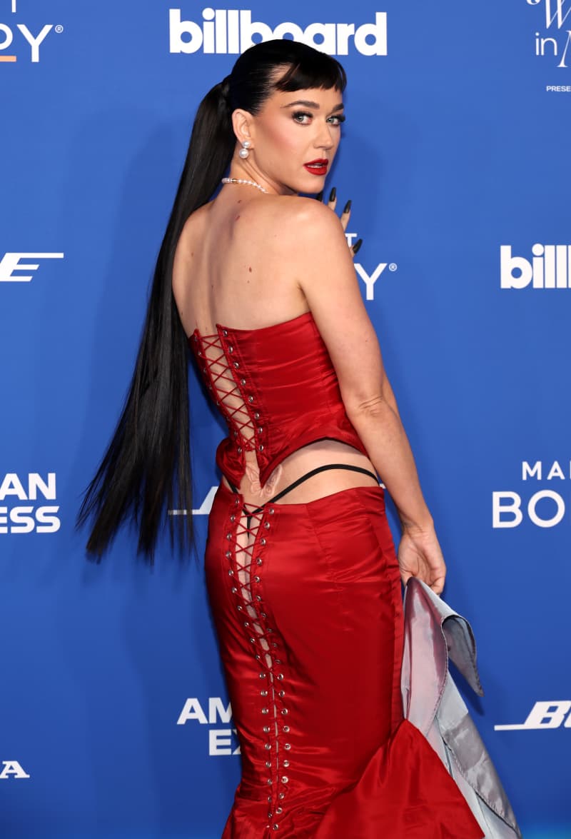 Katy Perry Unten Ohne Hier Blitzt Nicht Nur Der Tanga Raus   BB1jtB2r.img