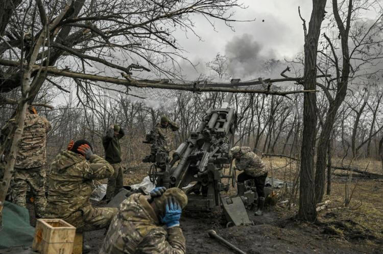 Des soldats ukrainiens opérant un canon de 155 mm, près de Bakhmout (est de l’Ukraine), en mars 2023. Photo d’illustration.