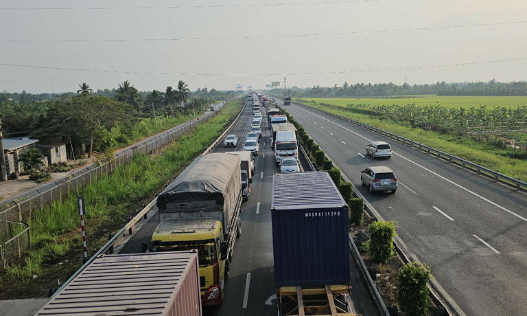 Cao tốc kẹt xe kéo dài sau hai vụ tai nạn. Ảnh: Nam An