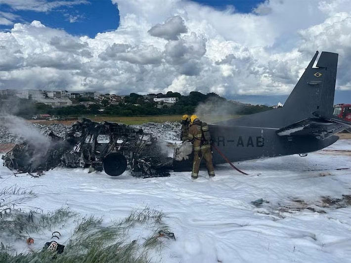 Aeronave caiu na tarde desta quarta-feira no Aeroporto da Pampulha, em Belo Horizonte Foto: Corpo de Bombeiros