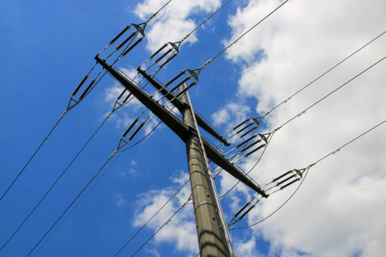 Un câble électrique tombe sur la chaussée à Poitiers, la rue Saint ...