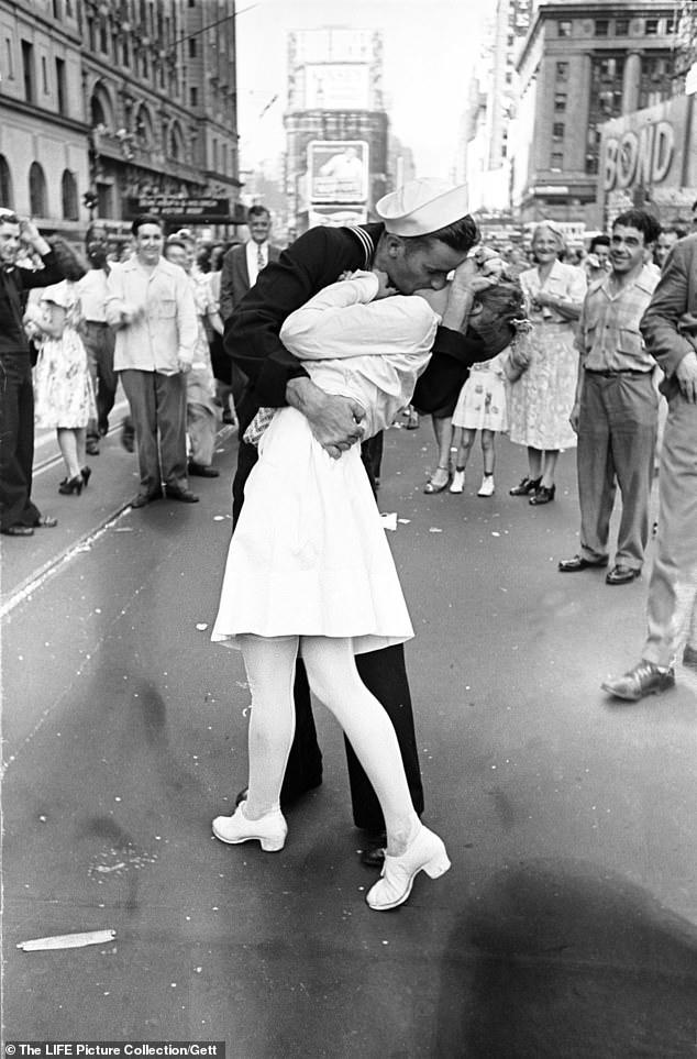 Famous V-J Day in Times Square kissing photo survives call for a ban as ...