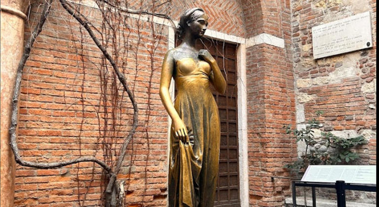 Troppe carezze a Giulietta nella casa di Verona: seno "bucato" e statua da rifare