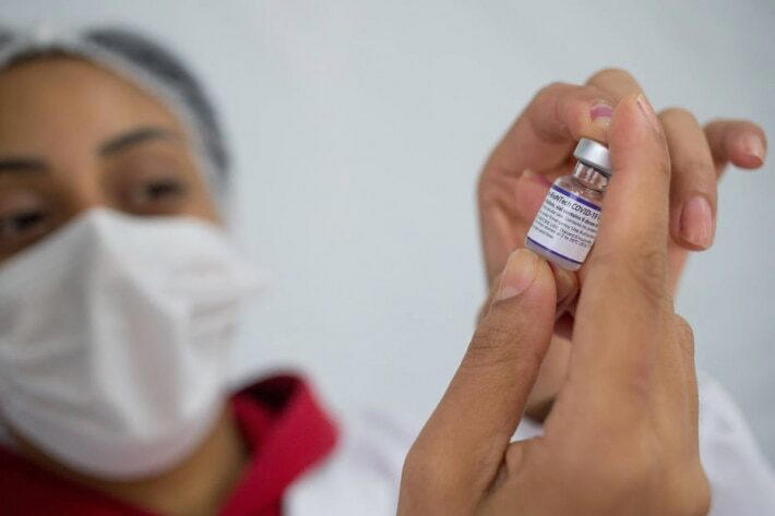 Enfermeira segura vacina da Pfizer contra a covid-19: imunizante utiliza tecnologia de mRNA Foto: Tiago Queiroz/Estadão