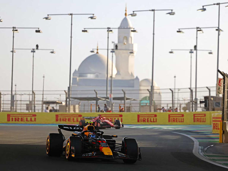 Checo Pérez Finalizó Quinto En Práctica 2 En Arabia Alonso Sorprendió 