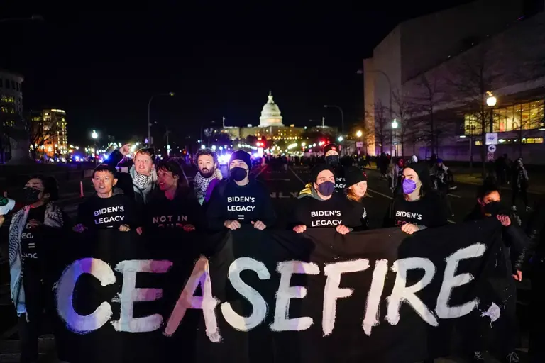 Manifestantes da Voz Judaica pela Paz tentam bloquear o percurso da comitiva do Presidente Joe Biden durante um protesto pró-palestiniano perto do Capitólio dos EUA, a 7 de março, em Washington, DC (Kent Nishimura/Getty Images)