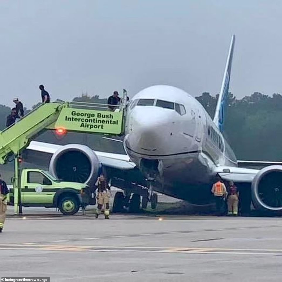 United Boeing 737 Max Suffers Gear Collapse At Houston Airport