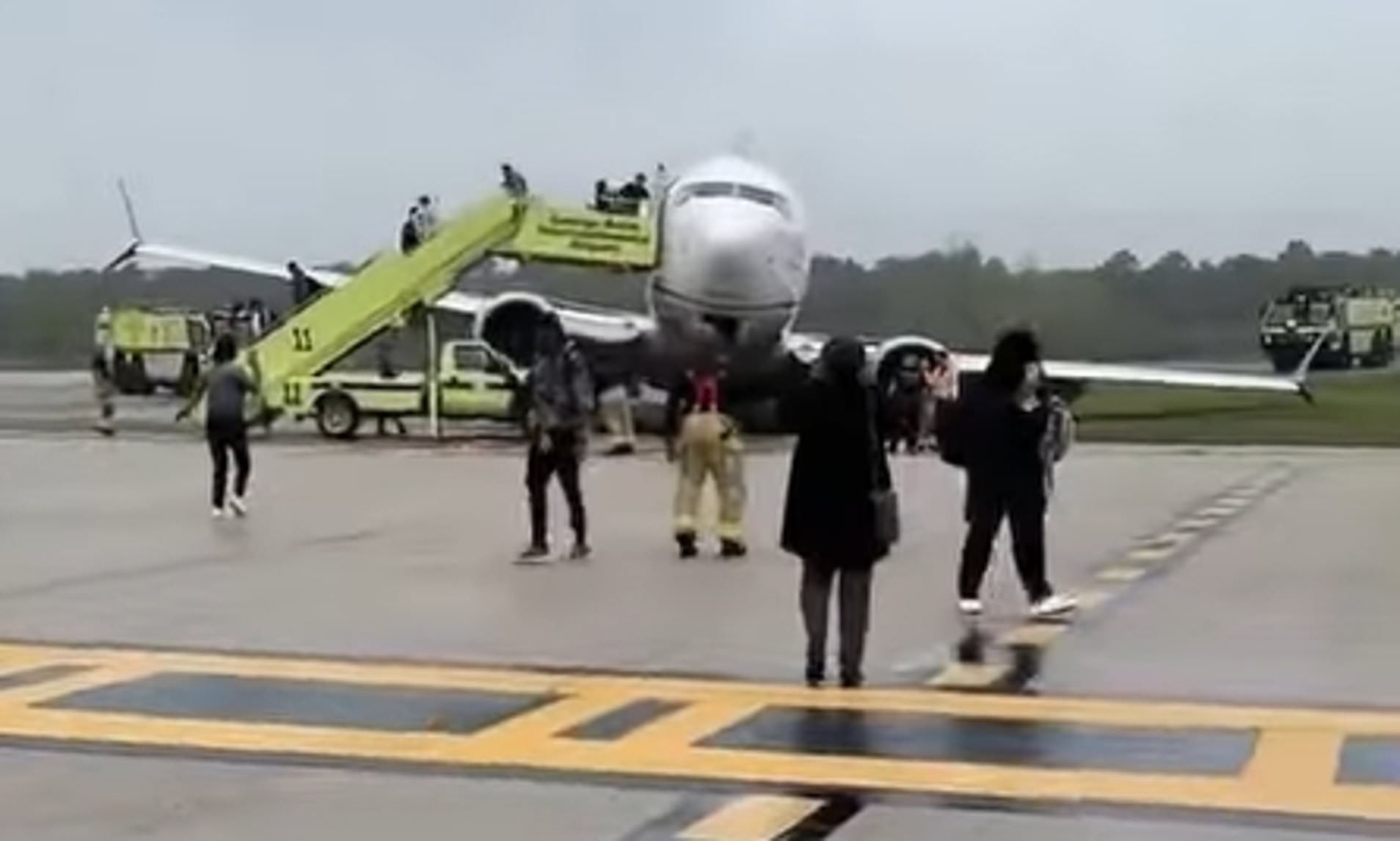 United Boeing 737 Max Veers OFF The Runway Into The Grass 'after Gear ...